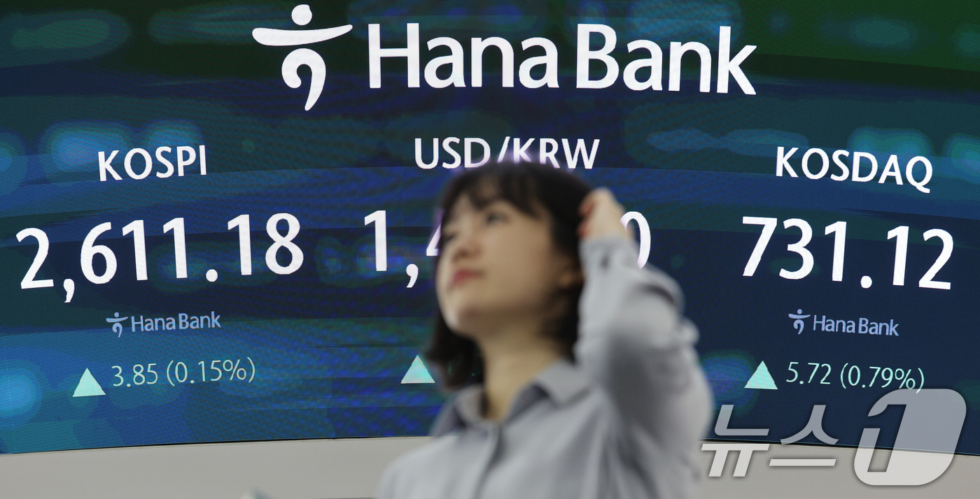 (서울=뉴스1) 신웅수 기자 = 13일 오전 서울 중구 하나은행 본점 딜링룸 전광판에 코스피와 코스닥 지수가 표시되고 있다.미국과 중국이 무역전쟁 휴전에 합의함에 따라 미국 나스닥 …