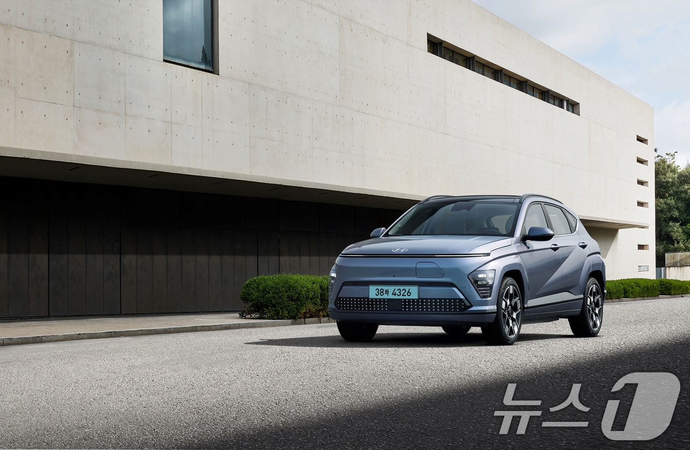 (서울=뉴스1) = 현대자동차는 고객 선호도가 높은 편의 및 안전 사양을 기본 적용하고 가격 인상을 최소화해 상품성을 강화한 '2025 아이오닉 5'와 '2025 코나 일렉트릭'을 …