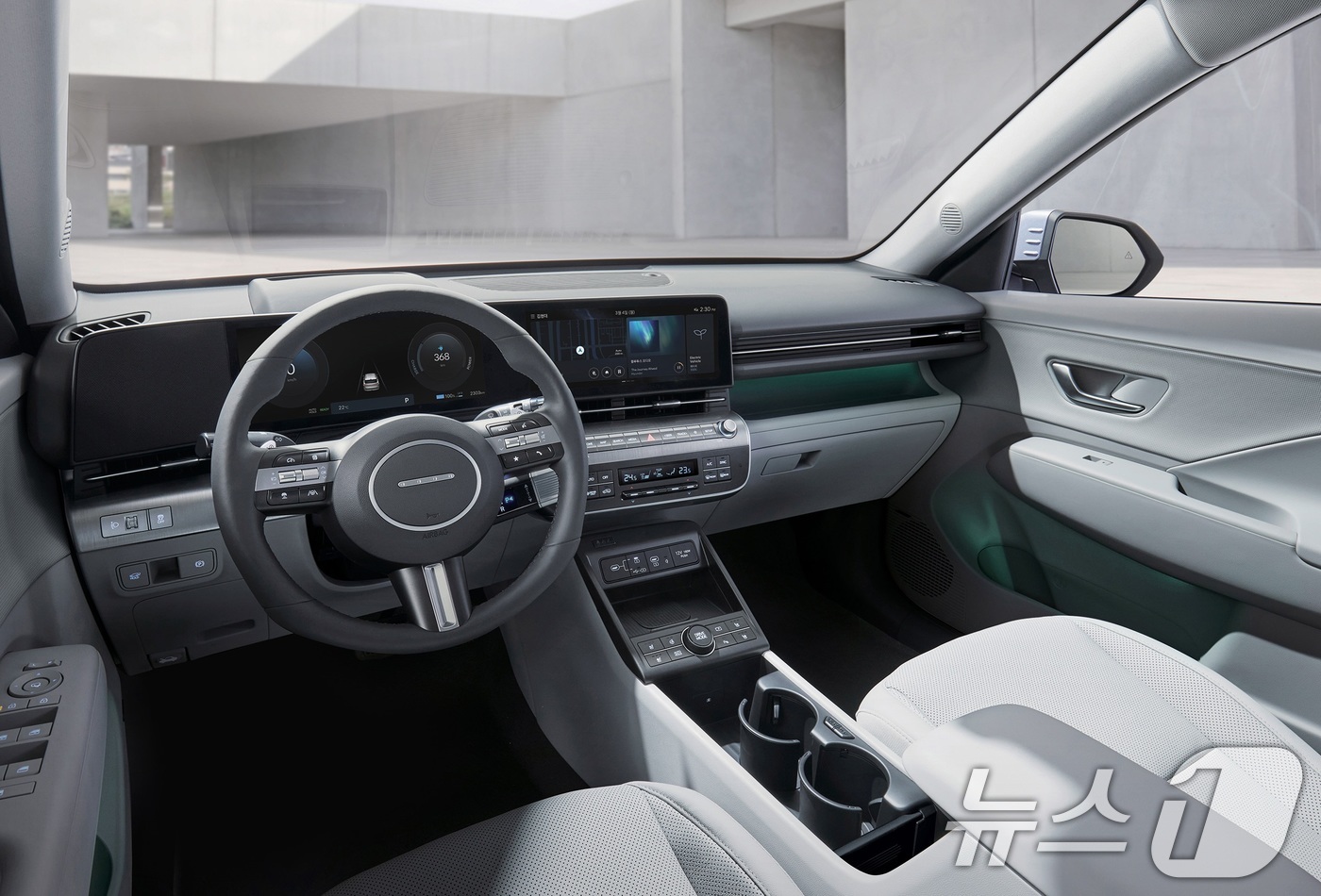 (서울=뉴스1) = 현대자동차는 고객 선호도가 높은 편의 및 안전 사양을 기본 적용하고 가격 인상을 최소화해 상품성을 강화한 '2025 아이오닉 5'와 '2025 코나 일렉트릭'을 …