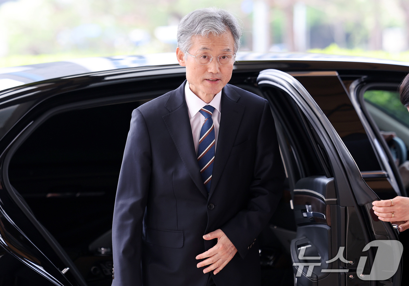 (서울=뉴스1) 이동해 기자 = 조희대 대법원장이 13일 오전 서울 서초구 대법원으로 출근을 하고 있다. 2025.5.13/뉴스1