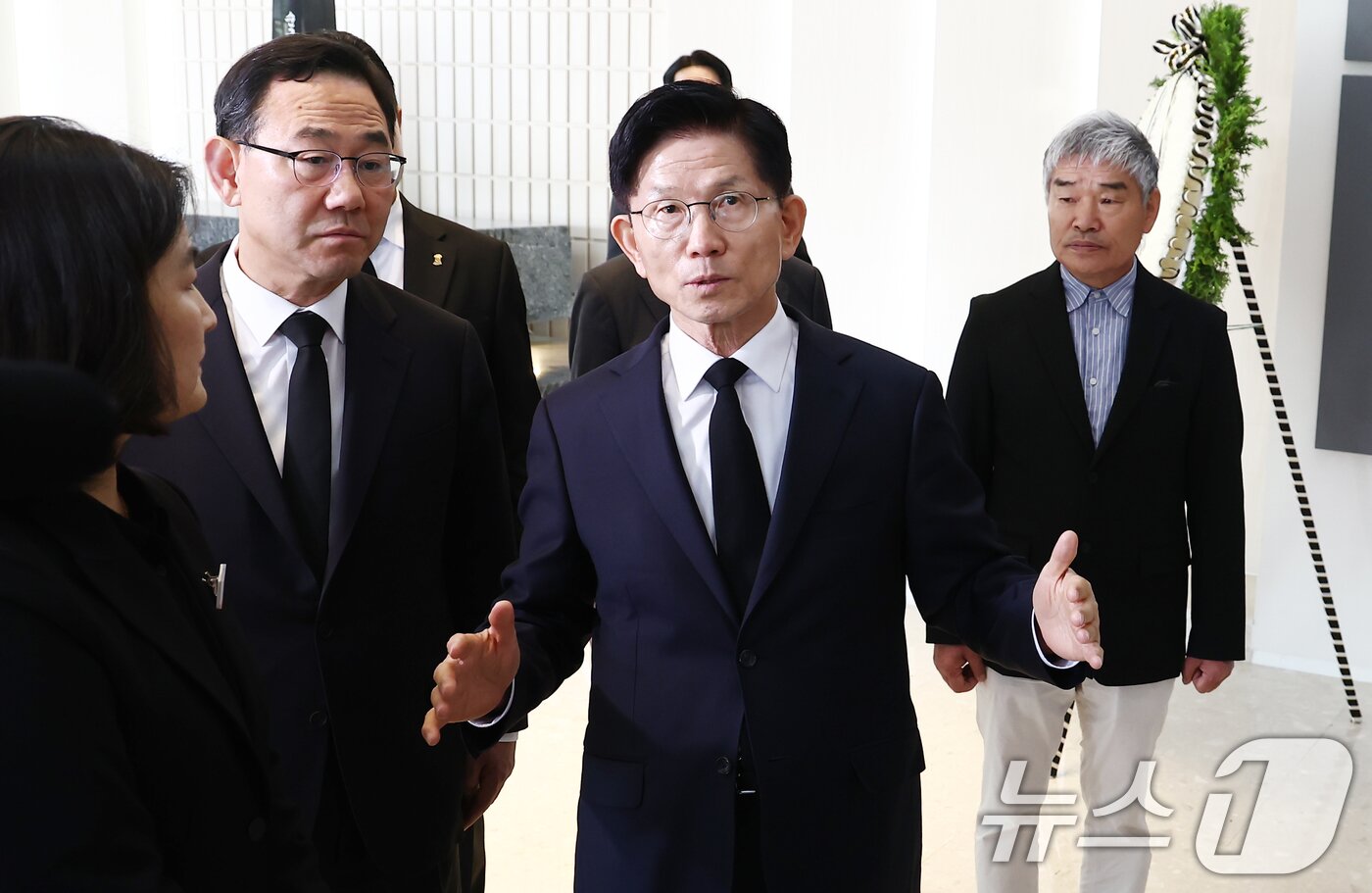 본문 이미지 - 김문수 국민의힘 대통령 후보가 13일 오전 대구 동구 국립신암선열공원에서 독립운동가들의 사진을 보고 있다. 2025.5.13/뉴스1 ⓒ News1 김민지 기자