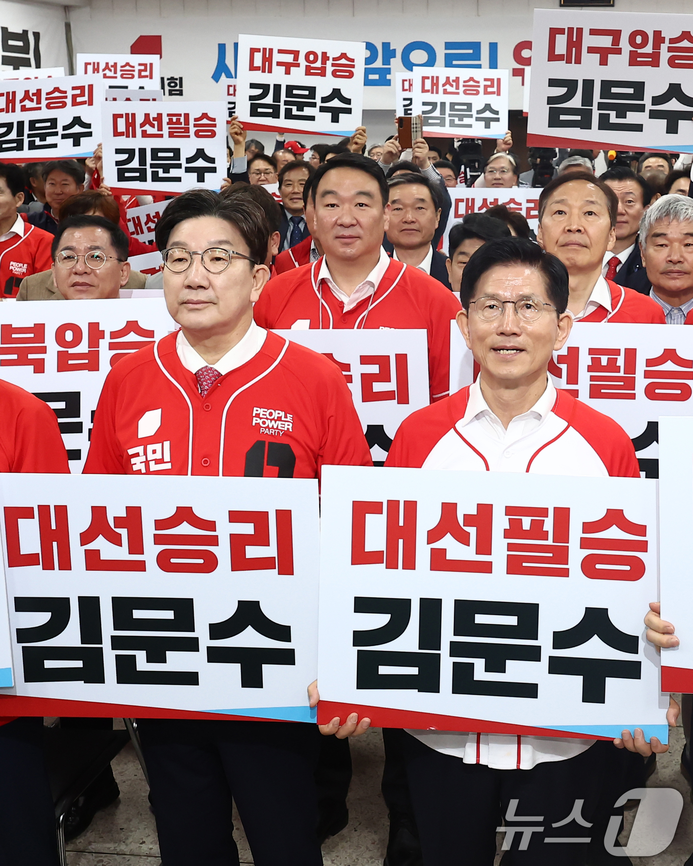 (대구=뉴스1) 김민지 기자 = 김문수 국민의힘 대통령 후보가 13일 대구시당에서 열린 대구경북 선대위 출정식 및 임명장 수여식에서 공동선대위원장을 맡은 권성동 원내대표 등 참석자 …