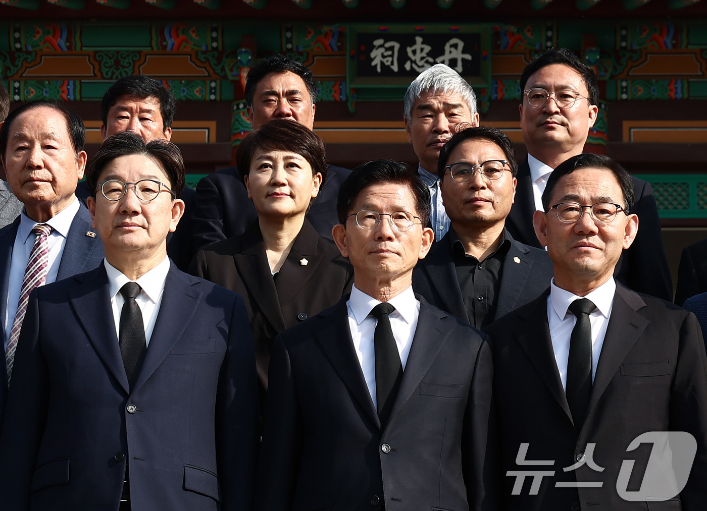 (대구=뉴스1) 김민지 기자 = 김문수 국민의힘 대통령 후보가 13일 오전 대구 동구 국립신암선열공원에서 참배를 마치고 기념촬영을 하고 있다.왼쪽부터 공동선대위원장을 맡은 권성동 …