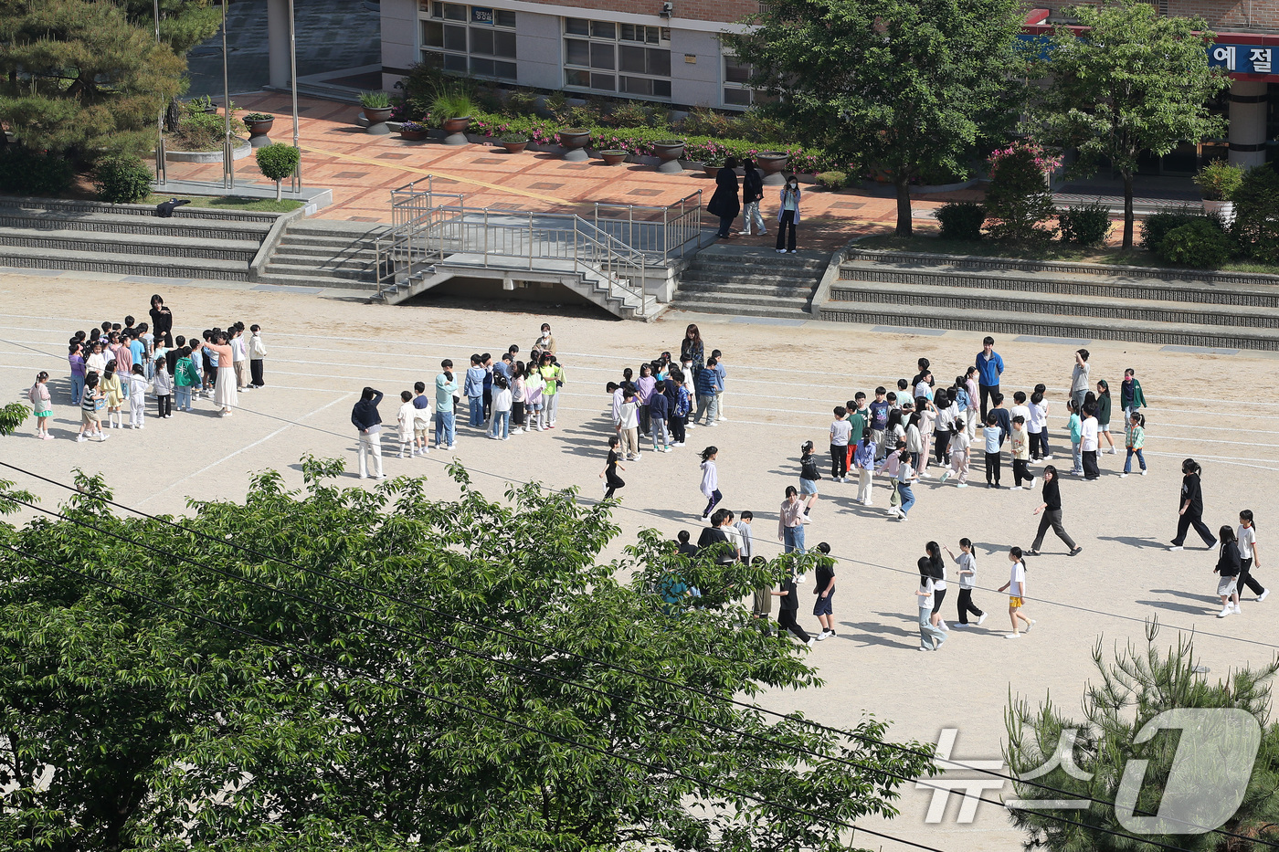 (대구=뉴스1) 공정식 기자 = 13일 오전 대구 수성구 매동초등학교에서 열린 봄철 화재대피훈련에서 교내 화재경보기가 울리자, 교실에서 수업하던 학생들이 운동장으로 대피하고 있다. …