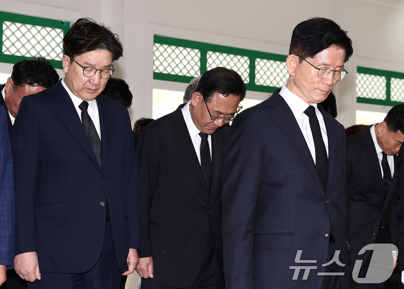 (대구=뉴스1) 김민지 기자 = 김문수 국민의힘 대통령 후보가 13일 오전 대구 동구 국립신암선열공원을 찾아 참배하고 있다. 왼쪽은 공동선대위원장을 맡은 권성동 원내대표. 2025 …