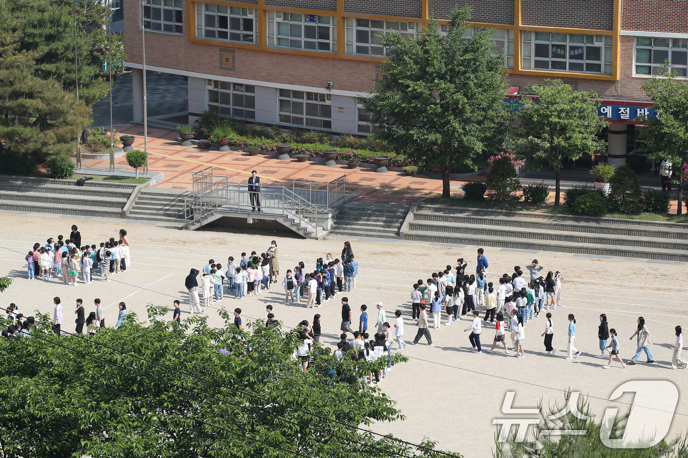 (대구=뉴스1) 공정식 기자 = 13일 오전 대구 수성구 매동초등학교에서 열린 봄철 화재대피훈련에서 교내 화재경보기가 울리자, 교실에서 수업하던 학생들이 운동장으로 대피하고 있다. …