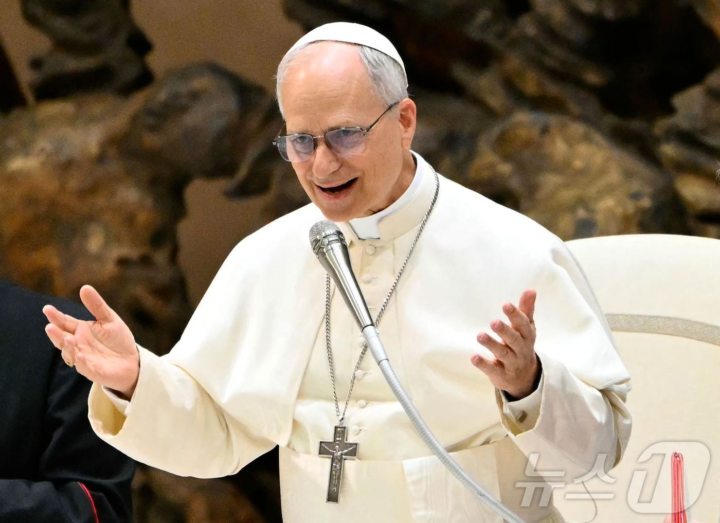 본문 이미지 - 교황 레오 14세가 12일&#40;현지시간&#41; 바티칸 바오로 6세 홀에서 기자회견을 하고 있다. ⓒ AFP=뉴스1