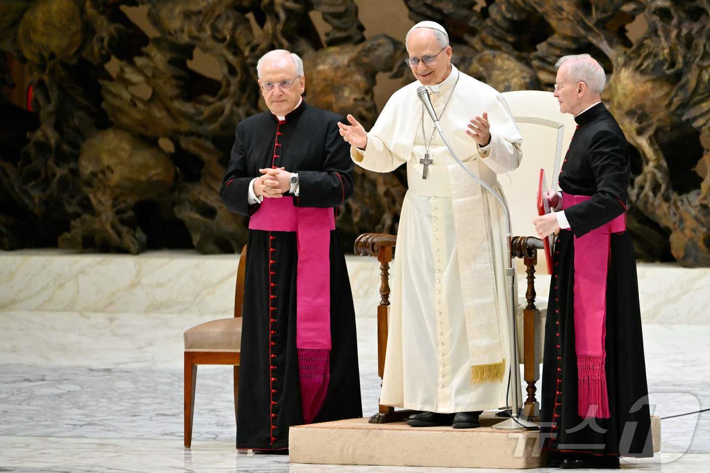 본문 이미지 - 교황 레오 14세가 12일&#40;현지시간&#41; 바티칸 바오로 6세 홀에서 기자회견을 하고 있다. ⓒ AFP=뉴스1