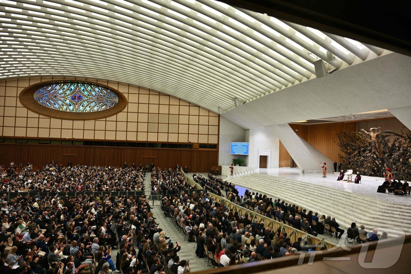 본문 이미지 - 교황 레오 14세가 12일&#40;현지시간&#41; 바티칸 바오로 6세 홀에서 기자회견을 하고 있다. ⓒ AFP=뉴스1