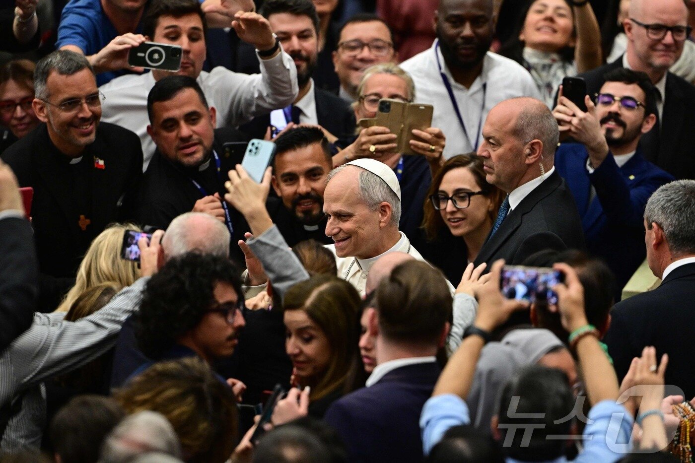 본문 이미지 - 교황 레오 14세가 12일&#40;현지시간&#41; 바티칸 바오로 6세 홀에서 취재진을 만나고 있다. ⓒ AFP=뉴스1