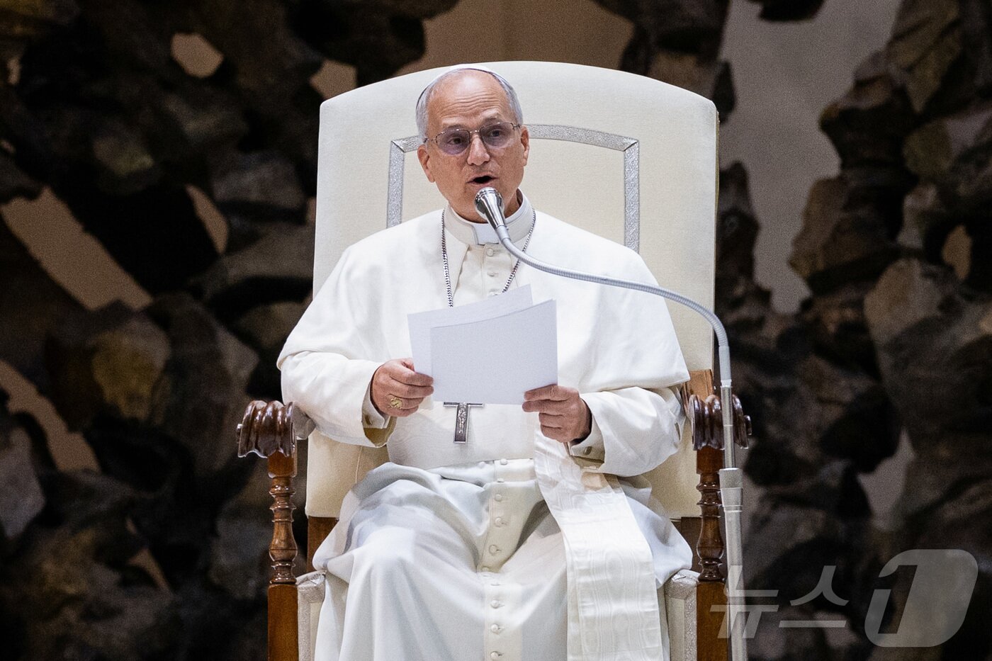 본문 이미지 - 교황 레오 14세가 12일&#40;현지시간&#41; 바티칸 바오로 6세 홀에서 기자회견을 하고 있다. ⓒ 로이터=뉴스1