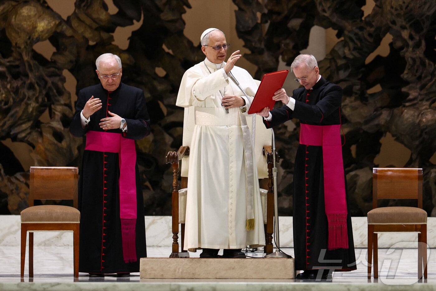 본문 이미지 - 교황 레오 14세가 12일&#40;현지시간&#41; 바티칸 바오로 6세 홀에서 기자회견을 하고 있다.ⓒ 로이터=뉴스1