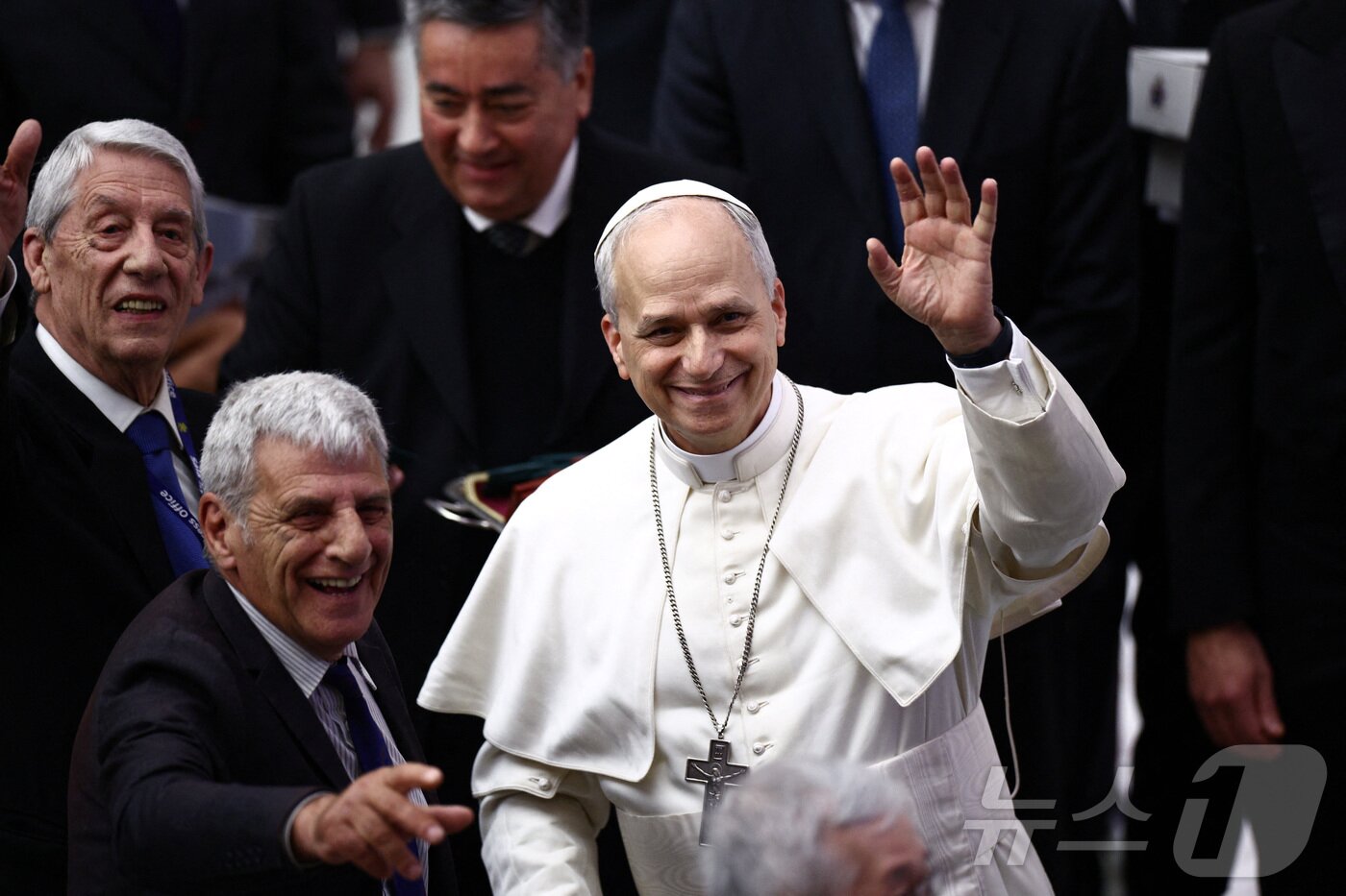 본문 이미지 - 교황 레오 14세가 12일&#40;현지시간&#41; 바티칸 바오로 6세 홀에서 취재진을 향해 인사를 하고 있다.ⓒ 로이터=뉴스1