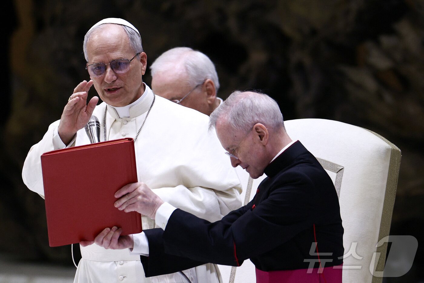 본문 이미지 - 교황 레오 14세가 12일&#40;현지시간&#41; 바티칸 바오로 6세 홀에서 기자회견을 하고 있다.ⓒ 로이터=뉴스1