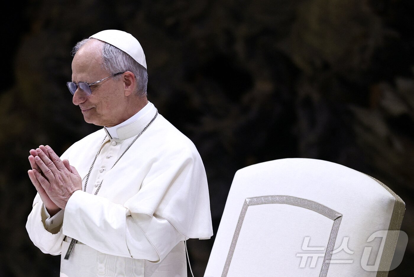 본문 이미지 - 교황 레오 14세가 12일&#40;현지시간&#41; 바티칸 바오로 6세 홀에서 열린 기자회견에서 취재진을 향해 인사 하고 있다. ⓒ 로이터=뉴스1