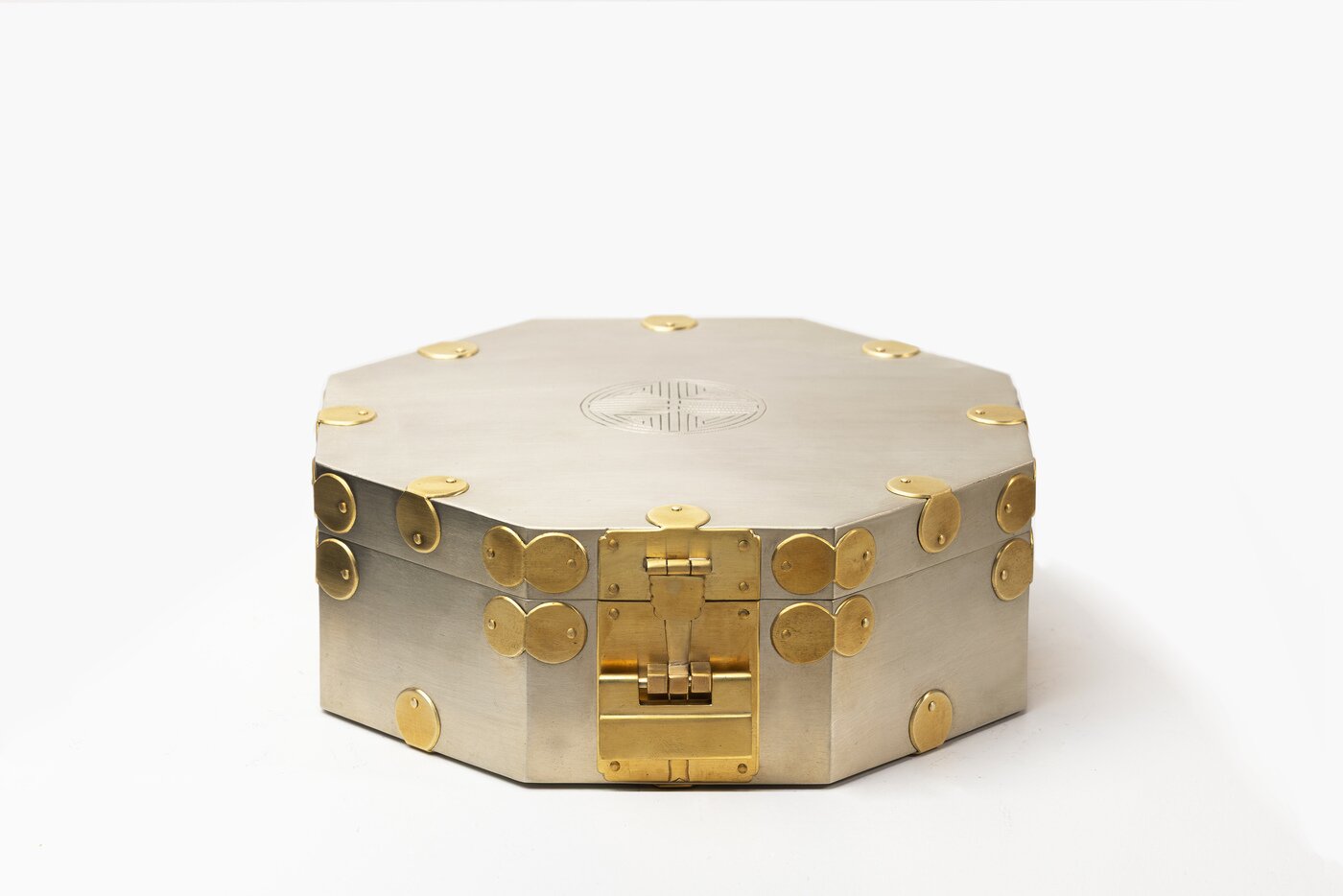 본문 이미지 - 이경노_백동 선각 희자문 팔각함&#40;白銅 線刻 囍字文 八角函&#41; 24.6 x 24.6 x 9&#40;h&#41; cm Ⓒ2025.이경노.All rights reserved. &#40;박여숙화랑 제공&#41;