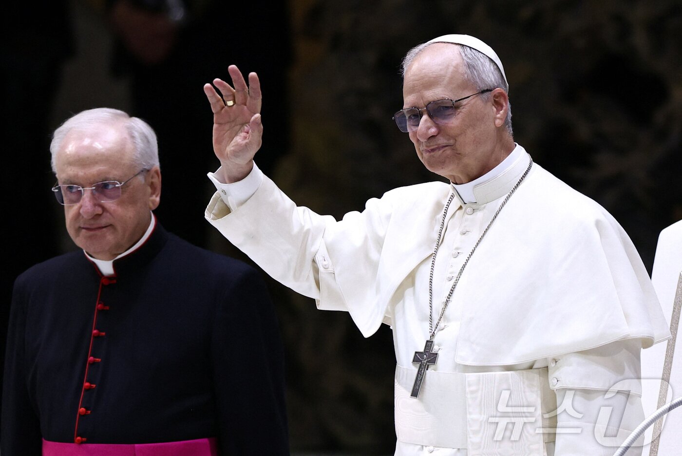 본문 이미지 - 교황 레오 14세가 12일&#40;현지시간&#41; 바티칸 바오로 6세 홀에서 기자회견을 하고 있다. ⓒ 로이터=뉴스1