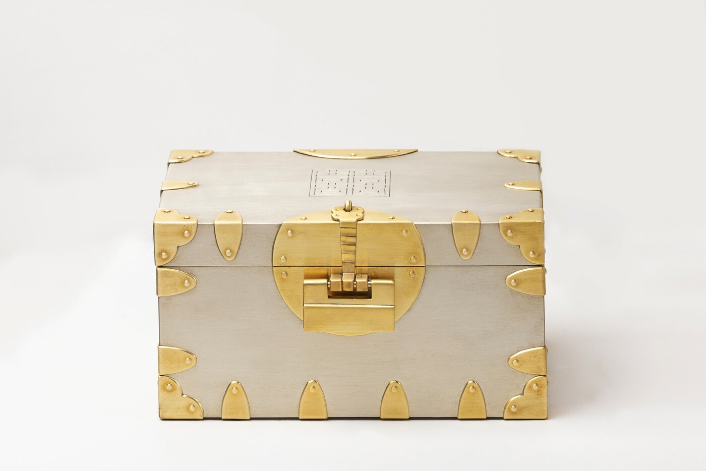 본문 이미지 - 이경노_백동 선각 희자문 함&#40;白銅 線刻 囍字文 函&#41; 14.1 &times; 21.8 &times; 11.3&#40;h&#41; cm Ⓒ2025.이경노.All rights reserved. &#40;박여숙화랑 제공&#41;