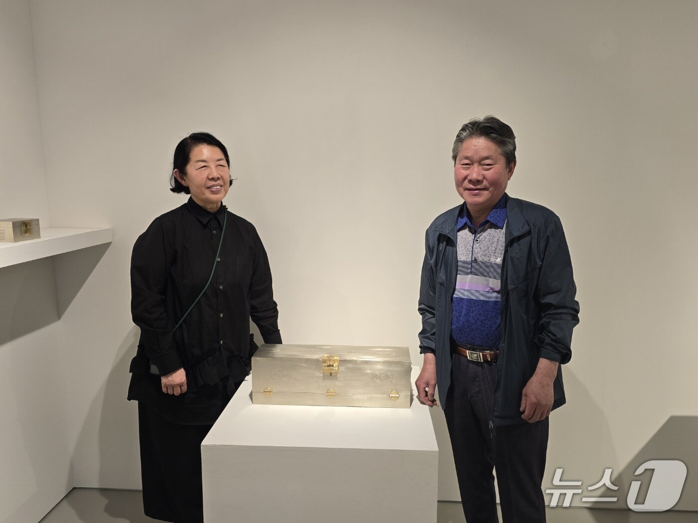 본문 이미지 - &#39;두 번째 박여숙 간섭 이경노 백동&#40;白銅&#41; 공예전&#39; 전시 전경. 박여숙 대표&#40;왼쪽&#41;와 이경노 작가. ⓒ 뉴스1 김정한 기자