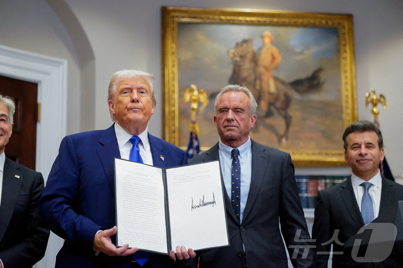 본문 이미지 - 도널드 트럼프 미국 대통령이 12일(현지시간) 워싱턴 백악관에서 처방 약값 인하 행정 명령을 로버트 케네디 주니어 보건복지 장관과 들고 있다. 2025.05.13 ⓒ 로이터=뉴스1 ⓒ News1 우동명 기자