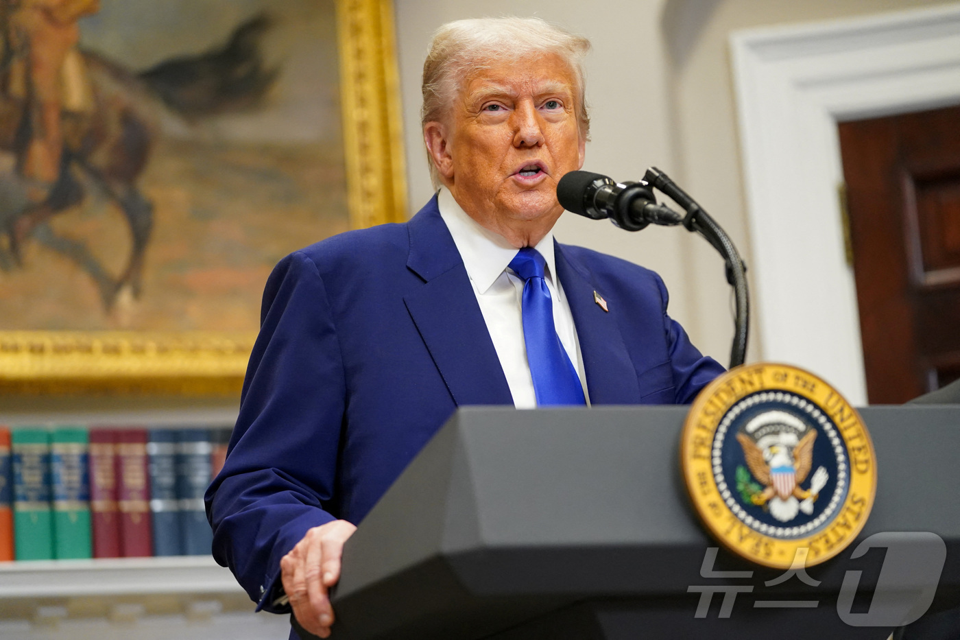 (워싱턴 로이터=뉴스1) 우동명 기자 = 도널드 트럼프 미국 대통령이 12일(현지시간) 워싱턴 백악관에서 취재진과 만나 중국과 고위급 협상에서 '관세전쟁'을 90일간 유예하기로 합 …