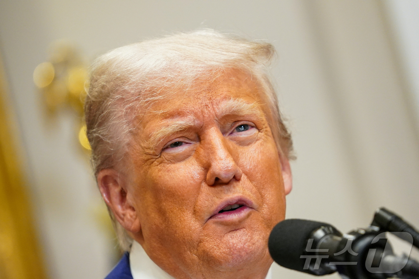 (워싱턴 로이터=뉴스1) 우동명 기자 = 도널드 트럼프 미국 대통령이 12일(현지시간) 워싱턴 백악관에서 취재진과 만나 중국과 고위급 협상에서 '관세전쟁'을 90일간 유예하기로 합 …