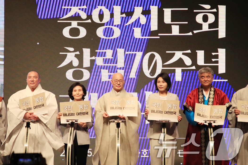(서울=뉴스1) = 이재명 더불어민주당 대통령 후보의 부인 김혜경(오른쪽 두번째) 여사와 김문수 국민의힘 대통령 후보의 부인 설난영(오른쪽 네번째) 여사, 조계종 총무원장 진우 스 …