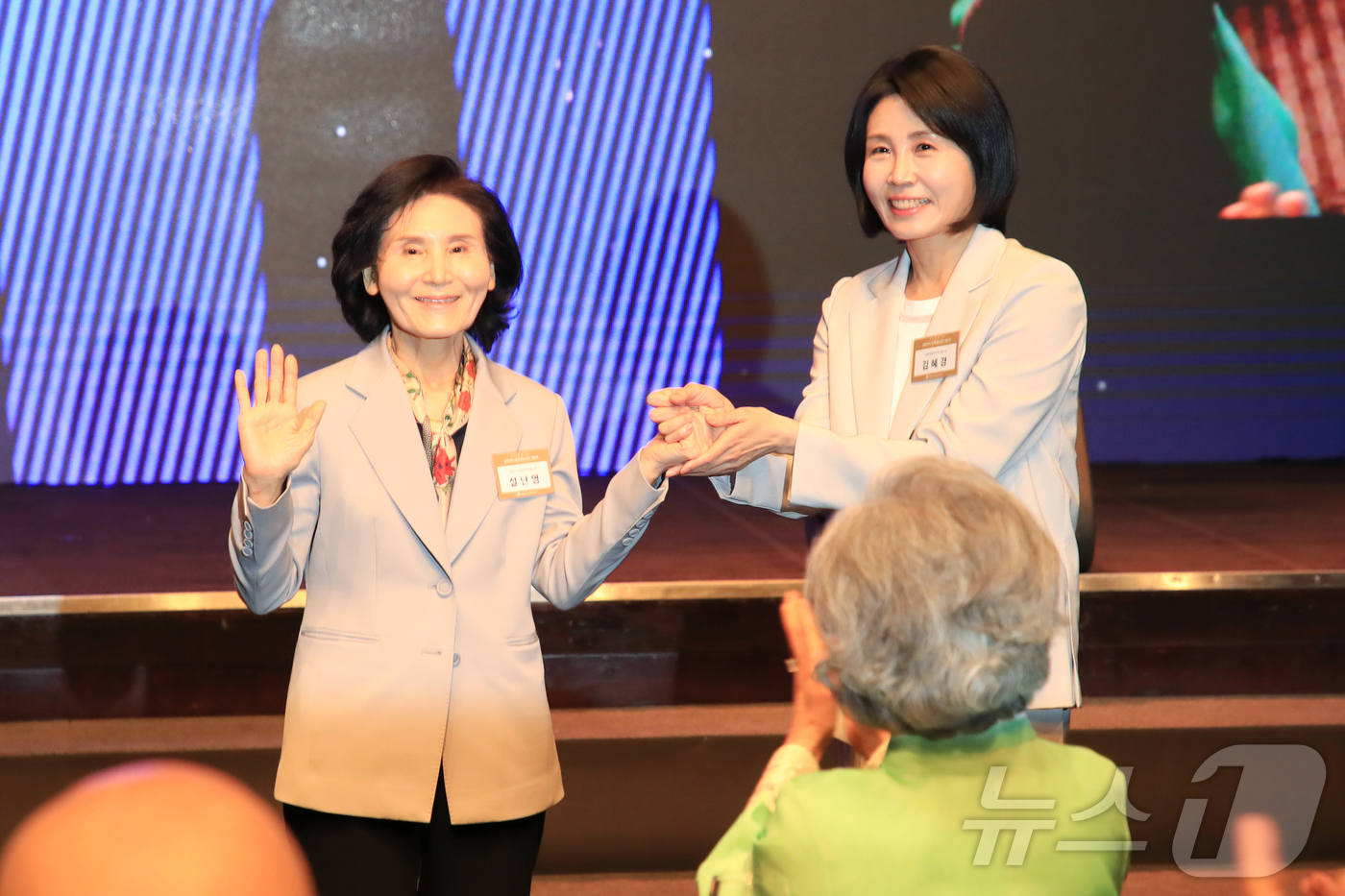 (서울=뉴스1) = 이재명 더불어민주당 대통령 후보의 부인 김혜경(오른쪽) 여사와 김문수 국민의힘 대통령 후보의 부인 설난영 여사가 지난 12일 서울 중구 신라호텔에서 열린 중앙신 …