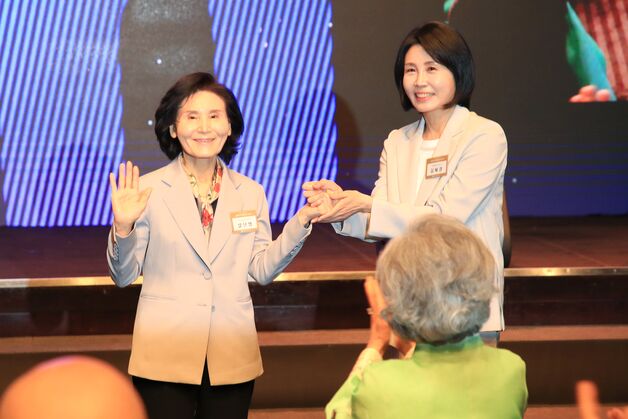 '김건희와 반대로'…김혜경·설난영 여사 '조용하지만 치열한 '내조 경쟁'