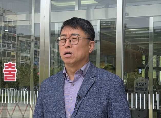 "팔꿈치로 가슴 꾹"…女동료 성추행 혐의 천안 시의원 무죄, 왜?