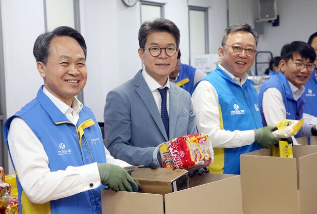 진옥동 신한금융 회장, 1인가구 어르신 위한 생필품 세트 후원