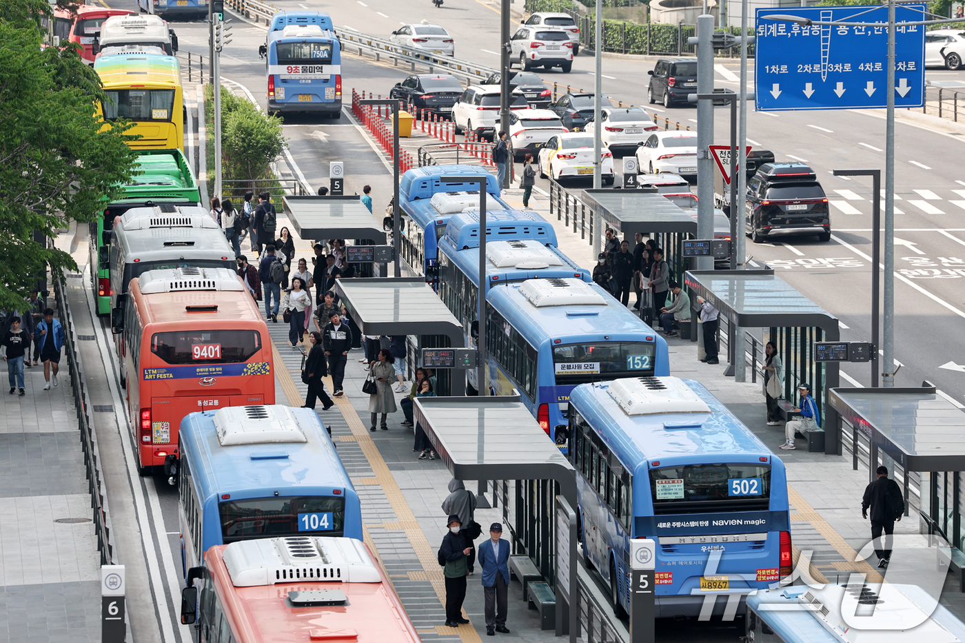 (서울=뉴스1) 민경석 기자 = 시내버스를 이용하는 서울 시민 수가 10년새 19% 가량 줄어든 것으로 나타났다.13일 서울시 등에 따르면 2014년 일 평균 457만명에 달했던 …