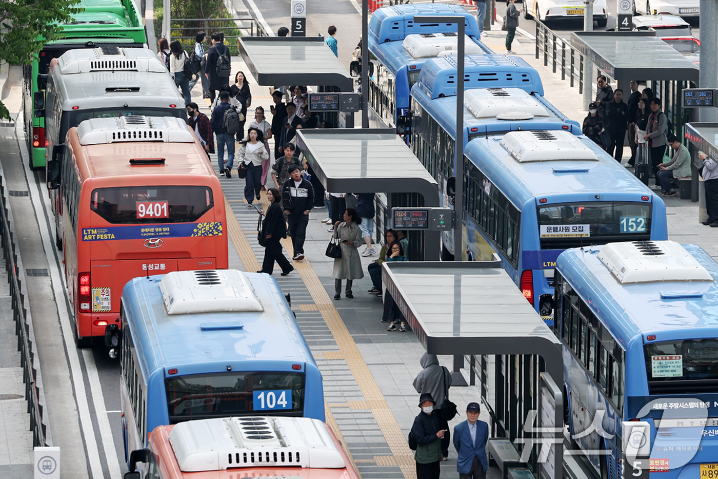 (서울=뉴스1) 민경석 기자 = 시내버스를 이용하는 서울 시민 수가 10년새 19% 가량 줄어든 것으로 나타났다.13일 서울시 등에 따르면 2014년 일 평균 457만명에 달했던 …