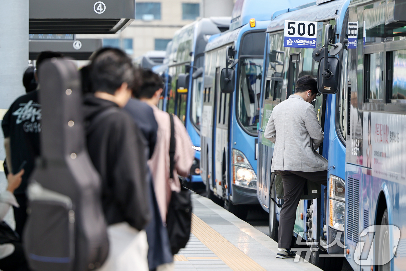 (서울=뉴스1) 민경석 기자 = 시내버스를 이용하는 서울 시민 수가 10년새 19% 가량 줄어든 것으로 나타났다.13일 서울시 등에 따르면 2014년 일 평균 457만명에 달했던 …