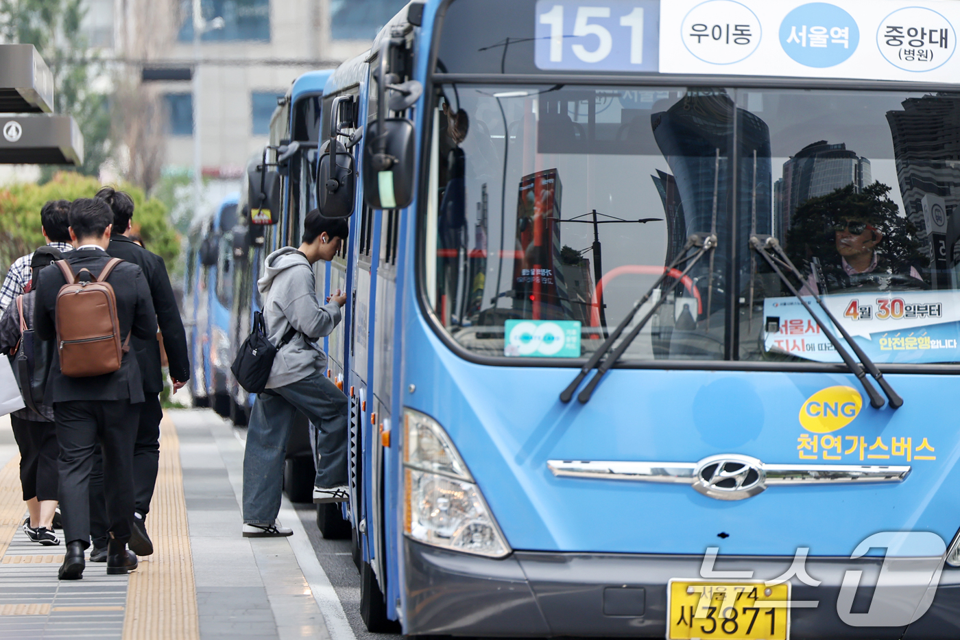 (서울=뉴스1) 민경석 기자 = 시내버스를 이용하는 서울 시민 수가 10년새 19% 가량 줄어든 것으로 나타났다.13일 서울시 등에 따르면 2014년 일 평균 457만명에 달했던 …