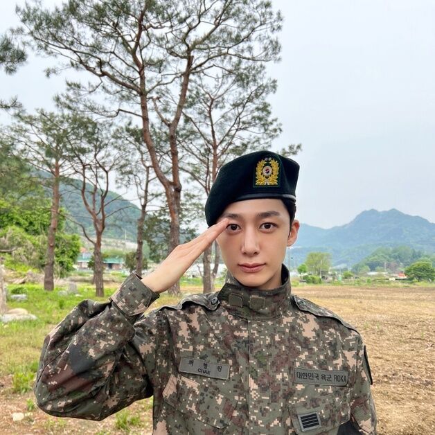 '전역' 몬엑 형원, 군복 입고 경례 "팬 덕분에 건강하게 돌아와"
