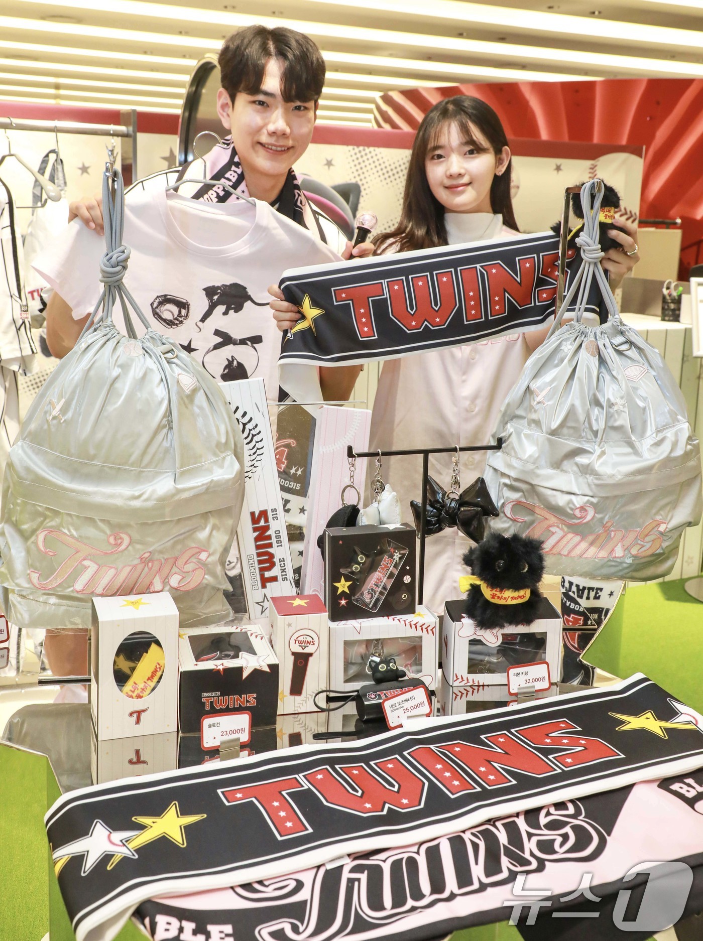 (서울=뉴스1) = 현대백화점은 오는 22일까지 무역센터점 5층에서 야구 구단 '엘지 트윈스'와 디자인 스튜디오 브랜드'블루밍테일'이 협업한 '엘지 트윈스X블루밍테일' 팝업스토어를 …