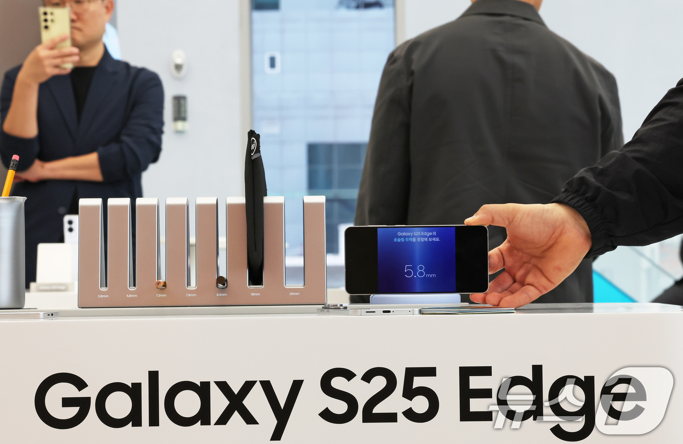 (서울=뉴스1) 장수영 기자 = 13일 오전 서울 삼성 강남에서 열린 갤럭시S25 엣지 미디어행사에서 제품이 공개되고 있다.갤럭시 S25 엣지의 두께는 5.8㎜(기본모델 7.2㎜) …