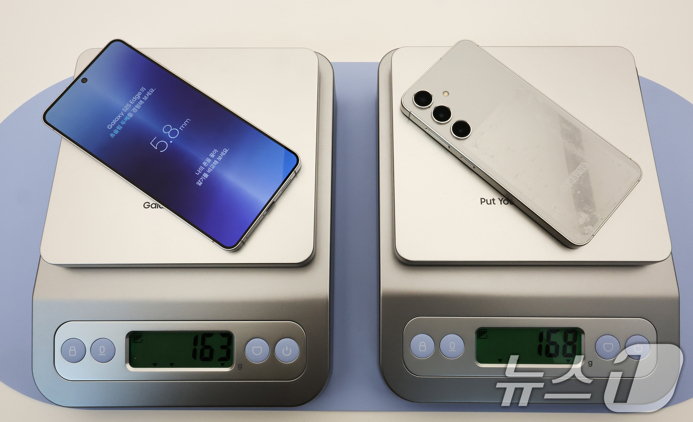 (서울=뉴스1) 장수영 기자 = 13일 오전 서울 삼성 강남에서 열린 갤럭시S25 엣지 미디어행사에서 제품(왼쪽)이 공개되고 있다.갤럭시 S25 엣지의 두께는 5.8㎜(기본모델 7 …