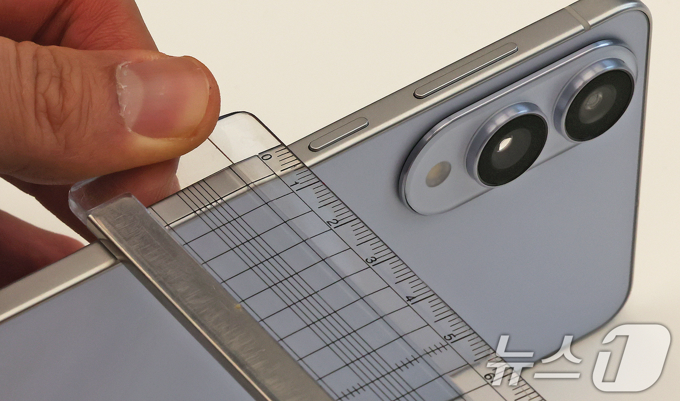 (서울=뉴스1) 장수영 기자 = 13일 오전 서울 삼성 강남에서 열린 갤럭시S25 엣지 미디어행사에서 제품이 공개되고 있다.갤럭시 S25 엣지의 두께는 5.8㎜(기본모델 7.2㎜) …