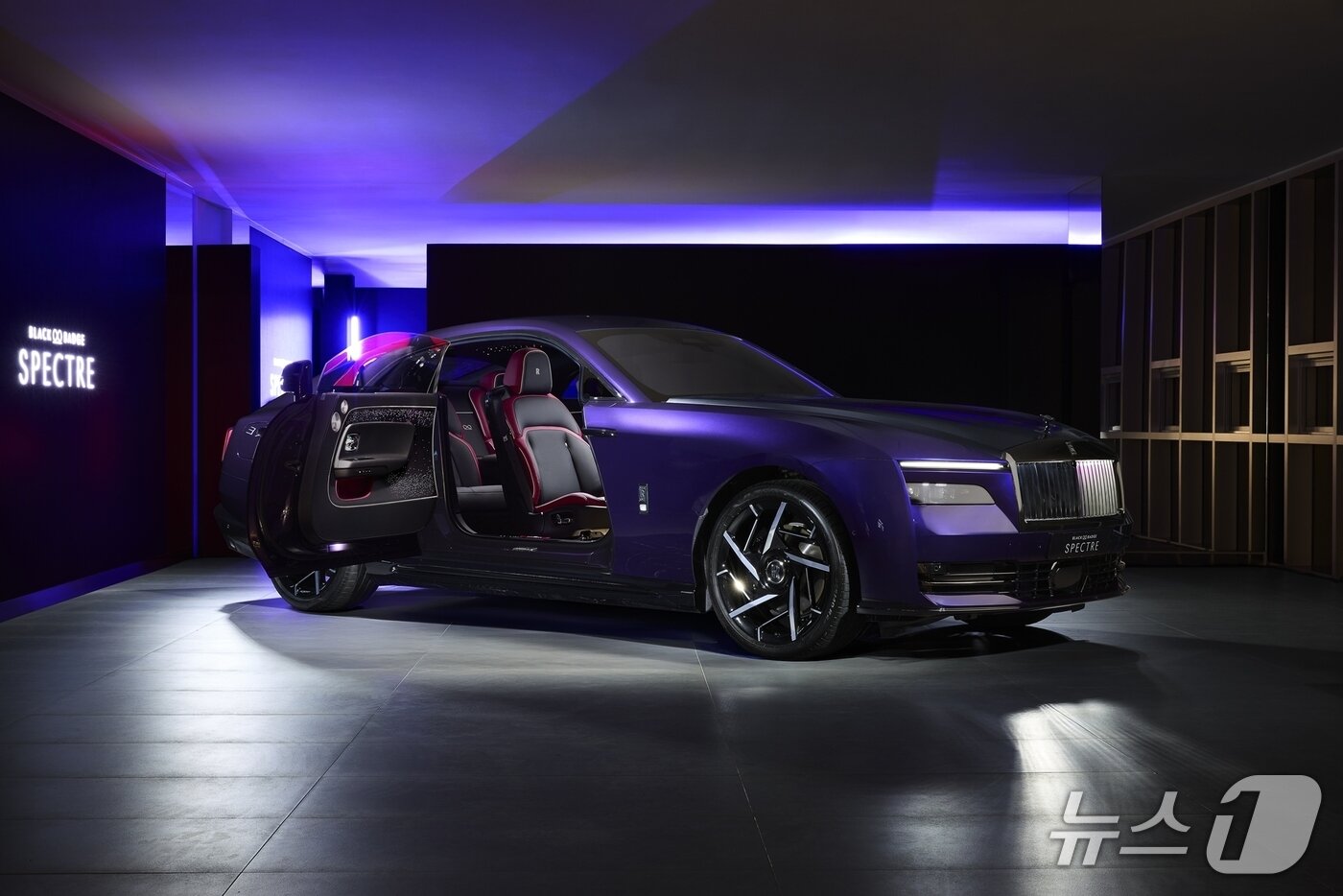 본문 이미지 - 13일 롤스로이스모터카가 서울 강남구의 롤스로이스 서울 청담 쇼룸에서 국내 최초로 공개한 고성능 전기차 '블랙 배지 스펙터' 외장(롤스로이스 서울 제공). 2025.05.13