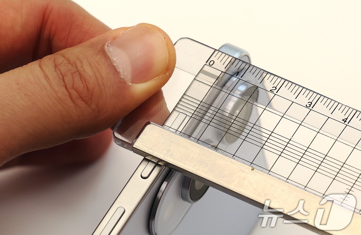 본문 이미지 - 13일 오전 서울 삼성 강남에서 열린 갤럭시S25 엣지 미디어행사에서 제품이 공개되고 있다. 갤럭시 S25 엣지의 두께는 5.8㎜(기본모델 7.2㎜) 수준으로 역대 갤럭시 시리즈 중 가장 얇다. 2025.5.13 ⓒ 뉴스1 장수영 기자