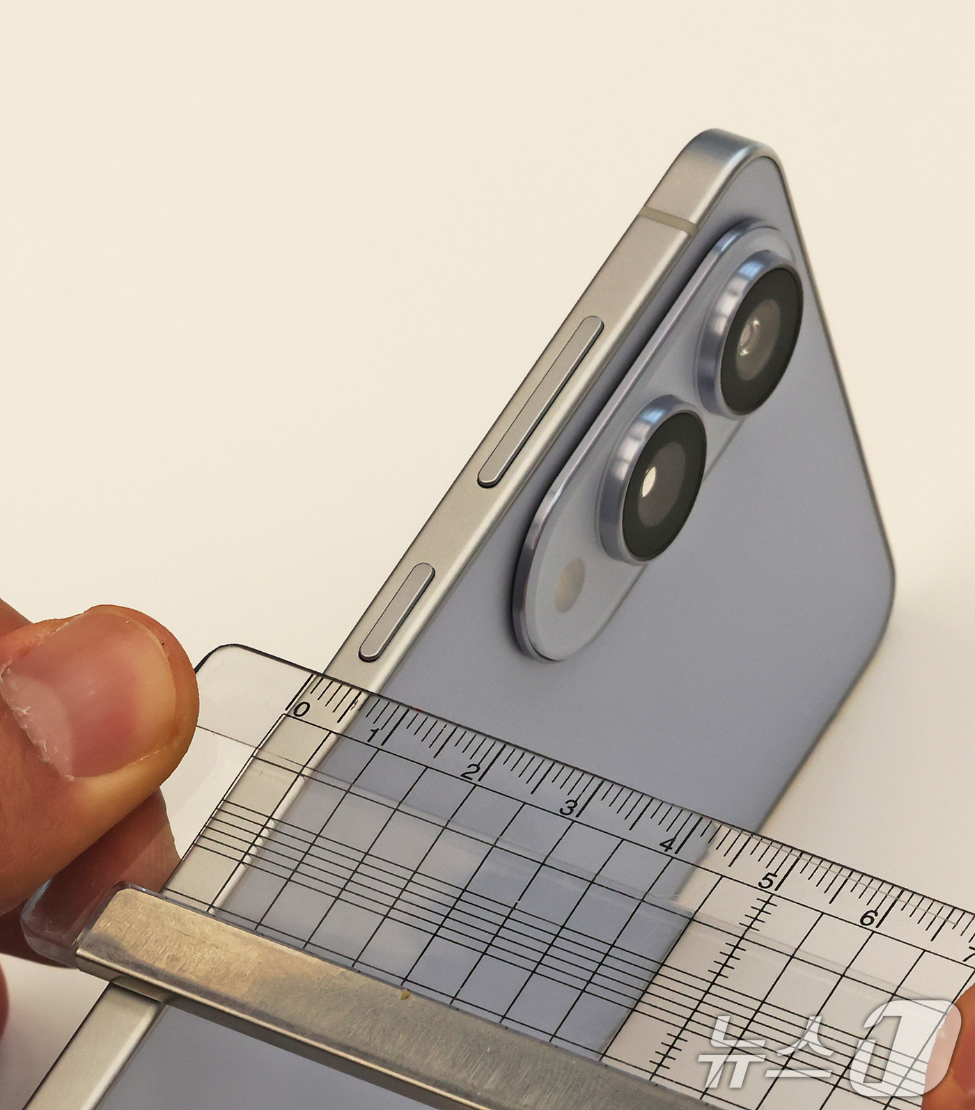 (서울=뉴스1) 장수영 기자 = 13일 오전 서울 삼성 강남에서 열린 갤럭시S25 엣지 미디어행사에서 제품이 공개되고 있다.갤럭시 S25 엣지의 두께는 5.8㎜(기본모델 7.2㎜) …