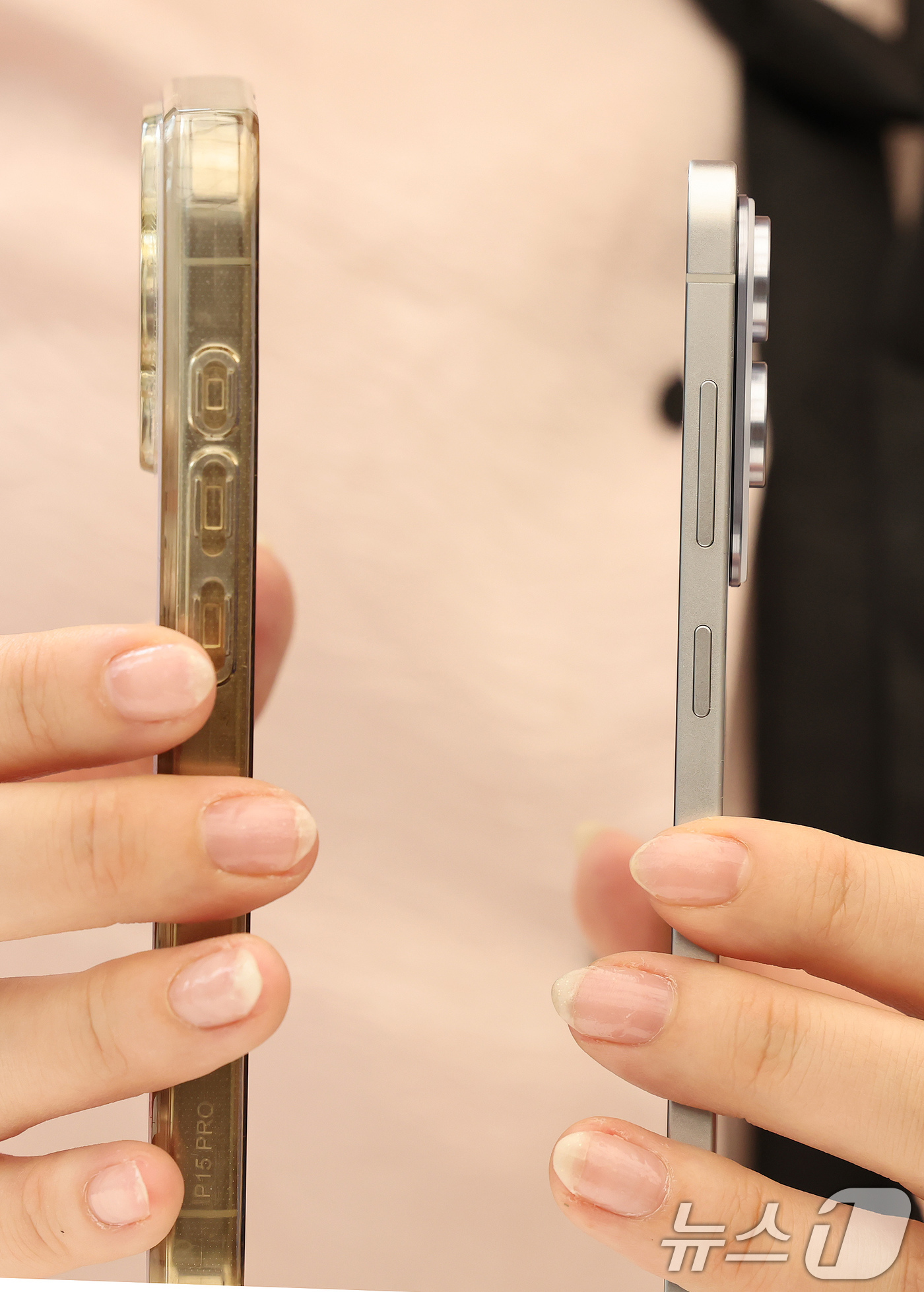 (서울=뉴스1) 장수영 기자 = 13일 오전 서울 삼성 강남에서 열린 갤럭시S25 엣지 미디어행사에서 제품이 공개되고 있다.갤럭시 S25 엣지의 두께는 5.8㎜(기본모델 7.2㎜) …