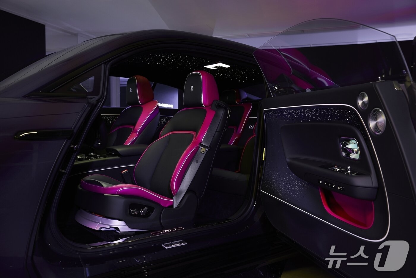 본문 이미지 - 13일 롤스로이스모터카가 서울 강남구의 롤스로이스 서울 청담 쇼룸에서 국내 최초로 공개한 고성능 전기차 '블랙 배지 스펙터' 내장(롤스로이스 서울 제공). 2025.05.13