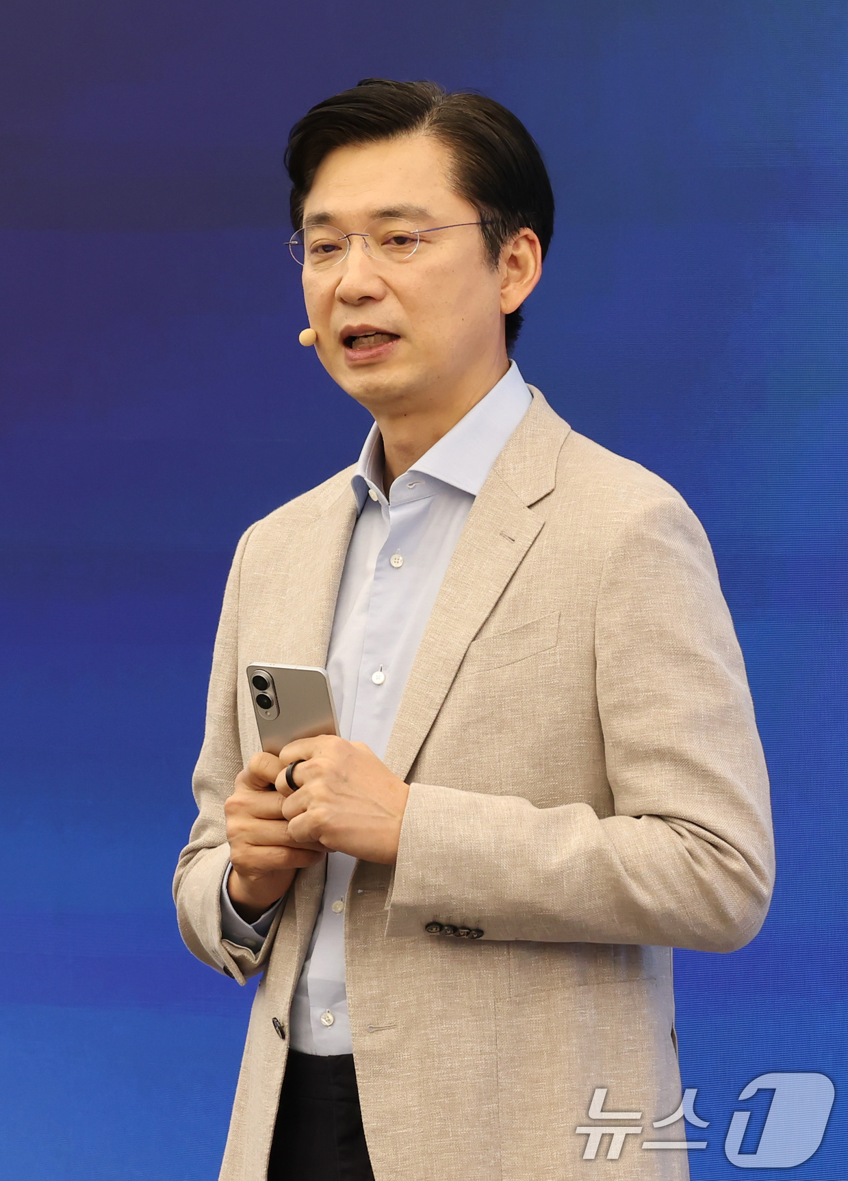 (서울=뉴스1) 장수영 기자 = 임성택 삼성전자 한국총괄 부사장이 13일 오전 서울 삼성 강남에서 열린 갤럭시S25 엣지 미디어행사에서 제품을 소개하고 있다.갤럭시 S25 엣지의 …