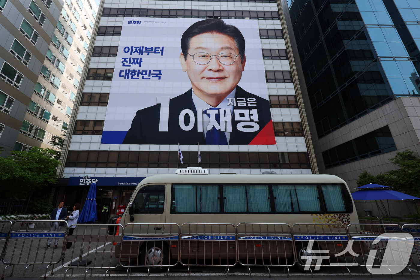 (서울=뉴스1) 황기선 기자 = 13일 오전 서울 영등포구 여의도 더불어민주당 당사에 이재명 제21대 대통령 후보의 대형 현수막이 걸려 있다. 2025.5.13/뉴스1