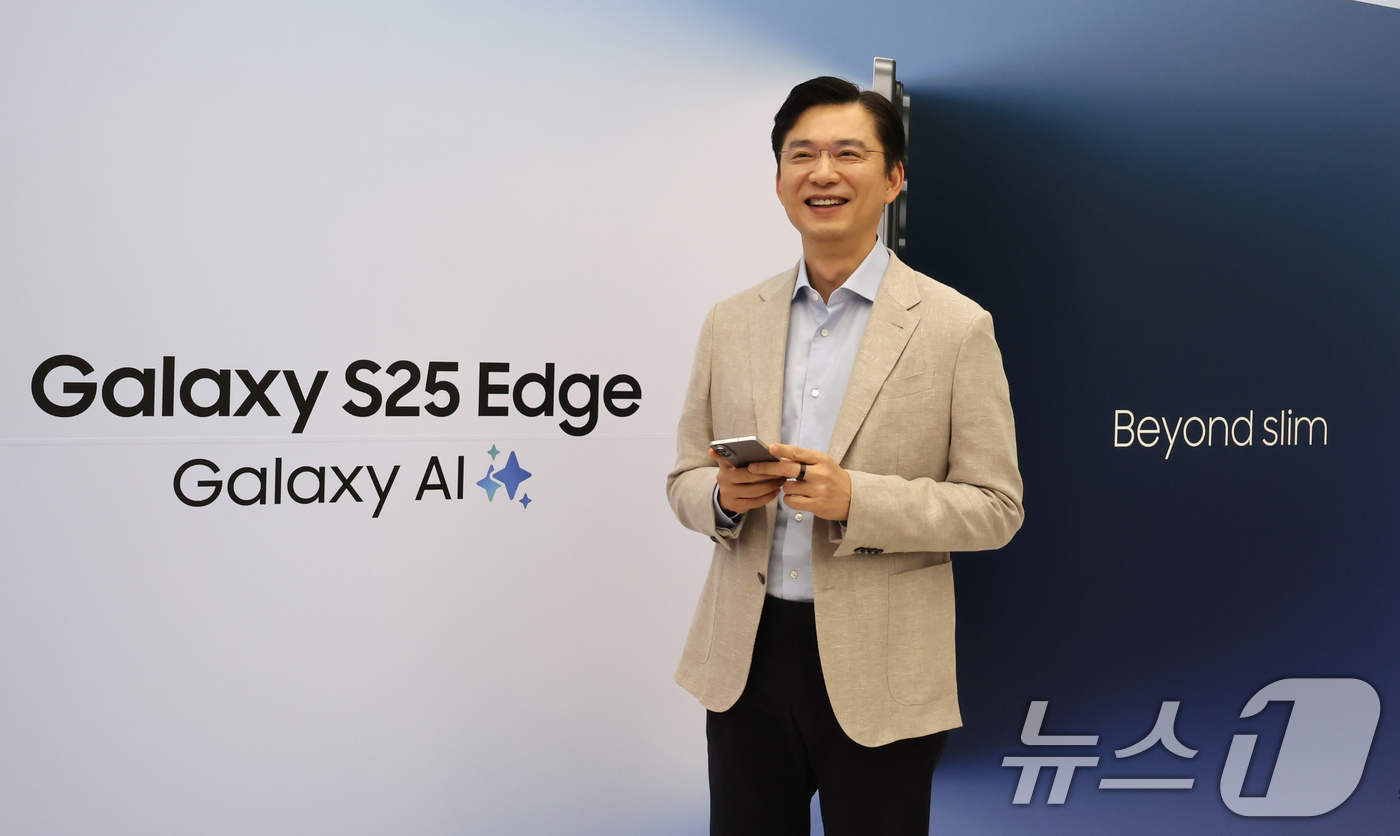 (서울=뉴스1) 장수영 기자 = 임성택 삼성전자 한국총괄 부사장이 13일 오전 서울 삼성 강남에서 열린 갤럭시S25 엣지 미디어행사에서 제품을 소개하고 있다.갤럭시 S25 엣지의 …
