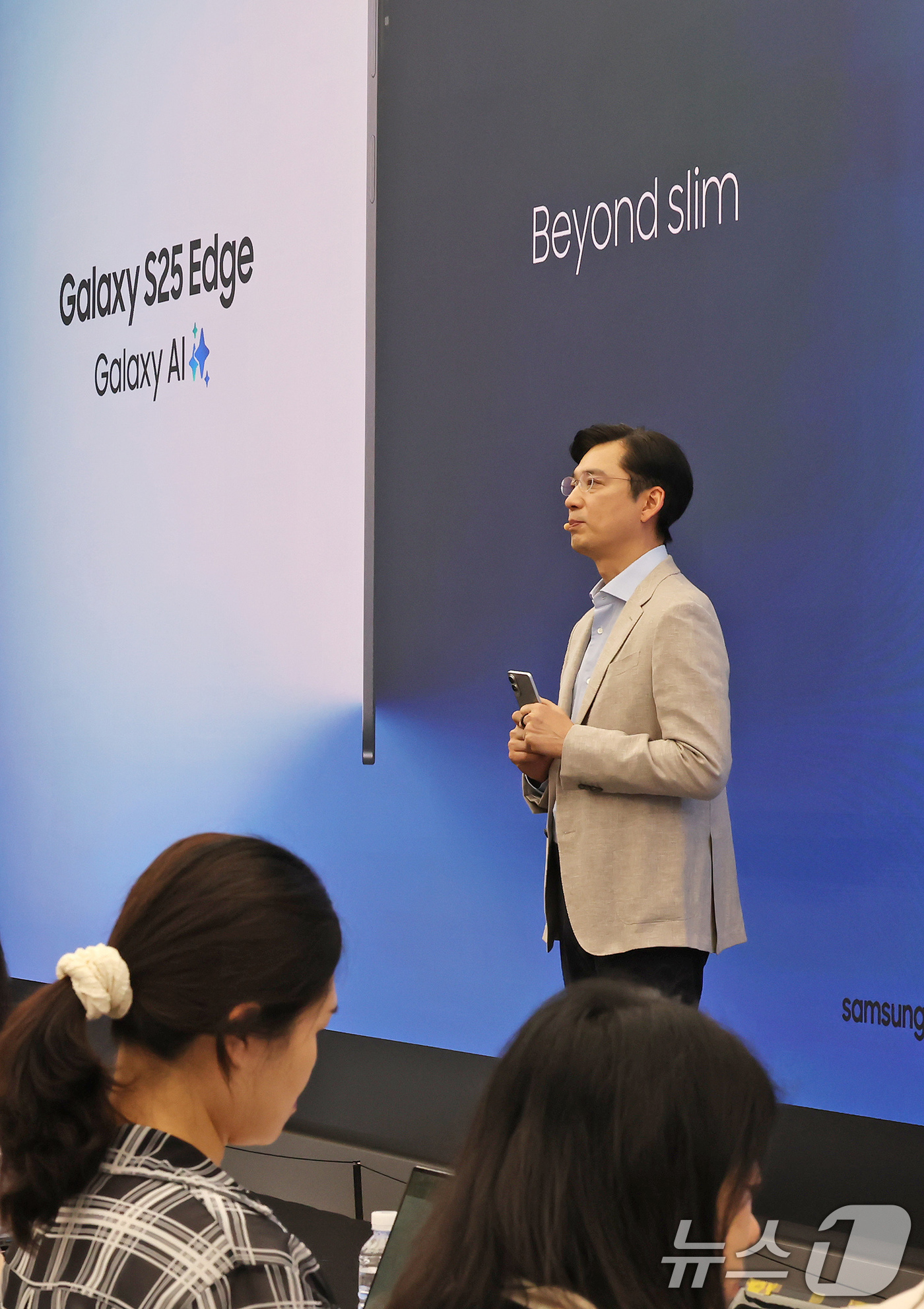 (서울=뉴스1) 장수영 기자 = 임성택 삼성전자 한국총괄 부사장이 13일 오전 서울 삼성 강남에서 열린 갤럭시S25 엣지 미디어행사에서 제품을 소개하고 있다.갤럭시 S25 엣지의 …