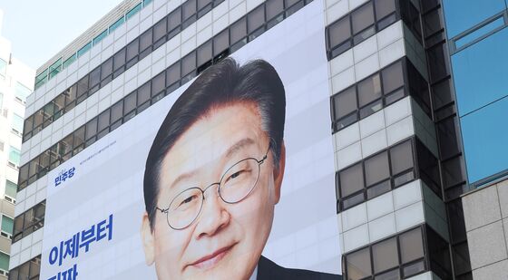 이재명 후보 대형 현수막 설치한 민주당사